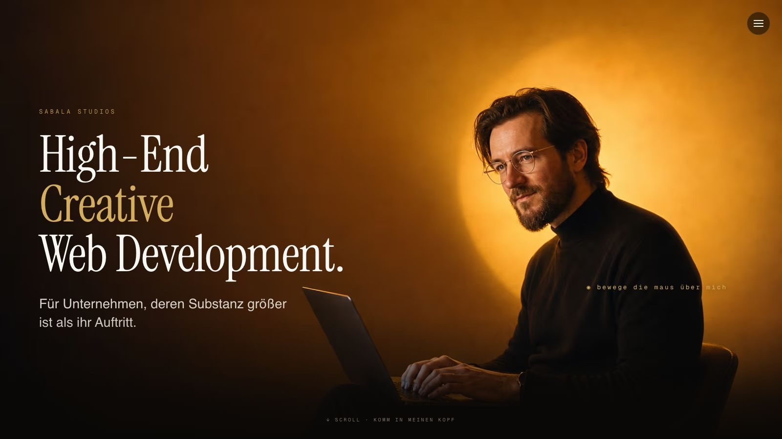 Startseite von Sabala Mentoring mit einem Porträt am Laptop in warmem Licht
